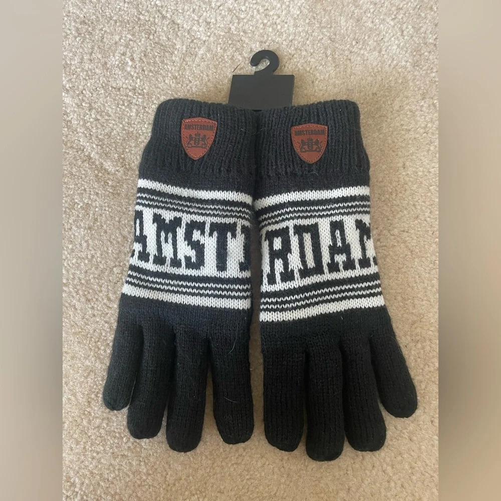 Amsterdam Black and‎ White Knit Gloves. Women OS